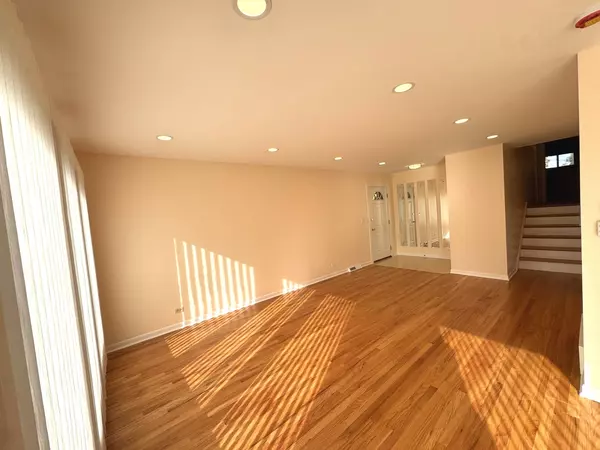 Mount Prospect, IL 60056,1042 W Central RD