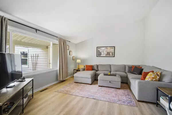 Buffalo Grove, IL 60089,484 Chatham CIR