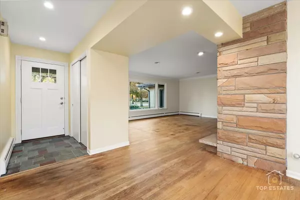 Prospect Heights, IL 60070,10 N Wildwood DR