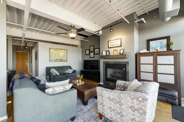 Chicago, IL 60618,2911 N Western AVE #513