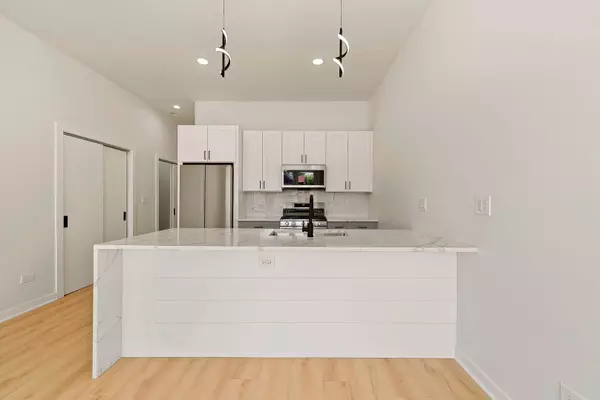 Chicago, IL 60624,530 N Lawndale AVE