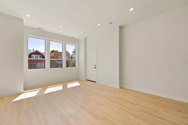 Chicago, IL 60624,530 N Lawndale AVE