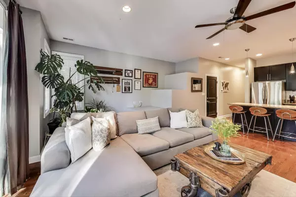 Chicago, IL 60622,911 N Wood ST #2