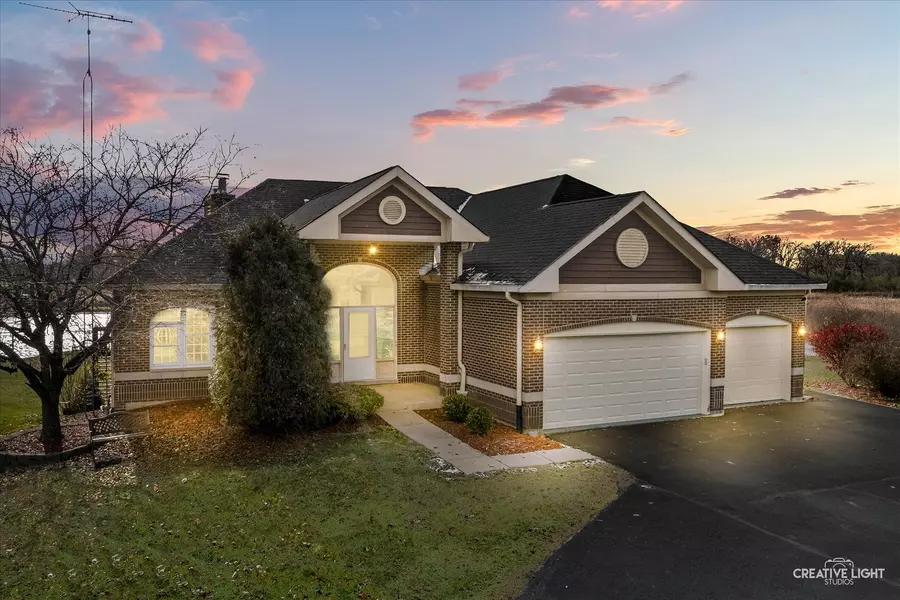 675 White Pine CIR, Lake In The Hills, IL 60156