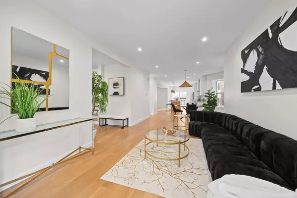 Chicago, IL 60625,4437 N Whipple ST