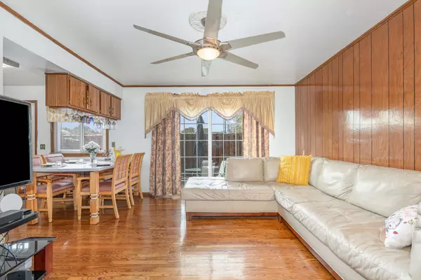 Chicago, IL 60645,2335 W GREENLEAF AVE