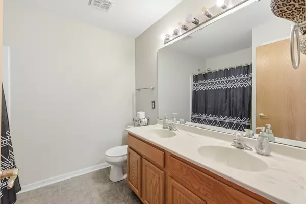 Dekalb, IL 60115,145 Heatherfield LN