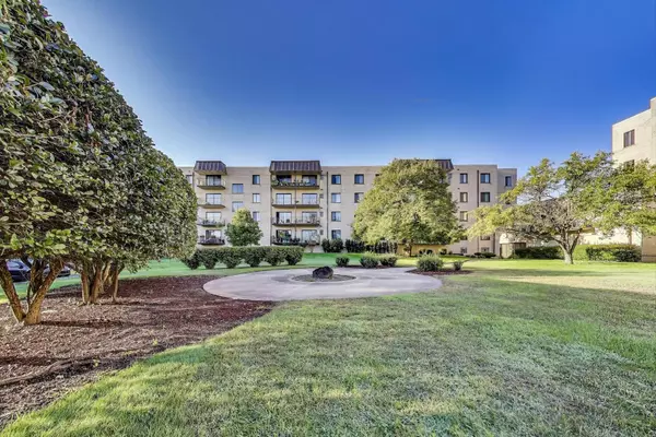 5840 W 104th ST #209, Oak Lawn, IL 60453