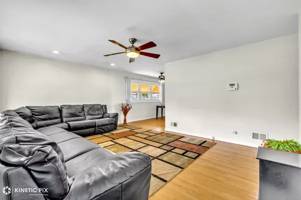 Skokie, IL 60076,7528 Kenneth AVE