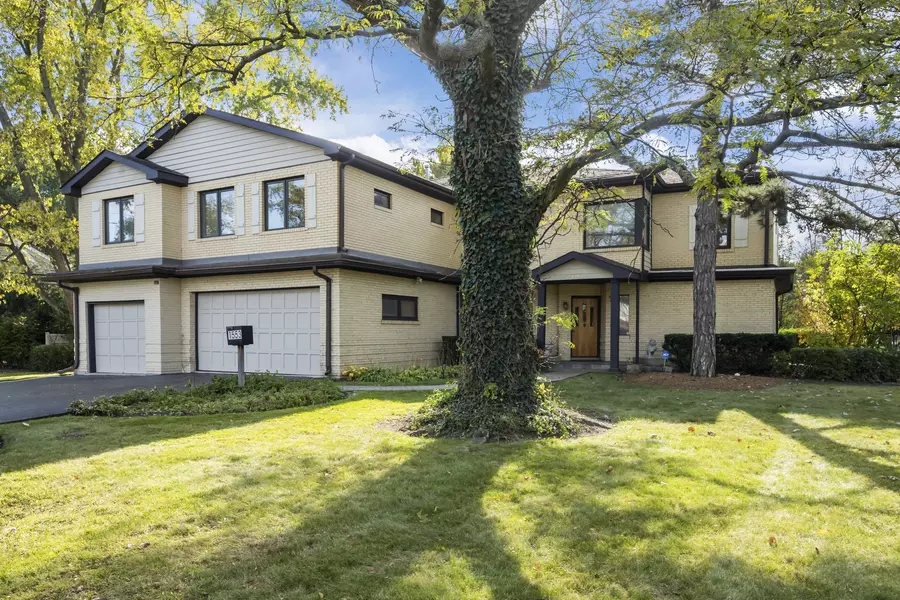 1553 Hawthorne LN, Glenview, IL 60025