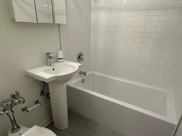 Chicago, IL 60610,1555 N Dearborn Pkwy #2A