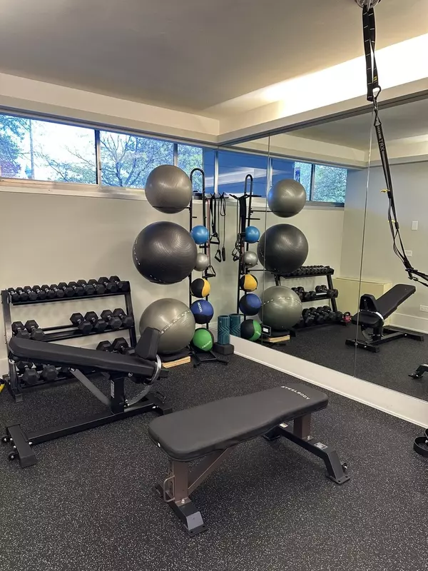 Chicago, IL 60610,1555 N Dearborn Pkwy #2A