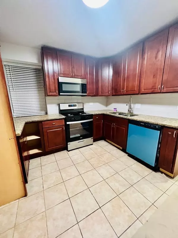 Chicago, IL 60621,7433 S PERRY AVE