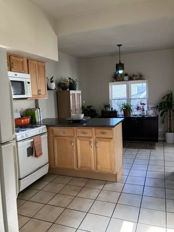 Chicago, IL 60657,Address not disclosed