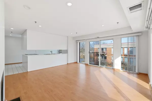 Deerfield, IL 60015,361 Kelburn RD #312