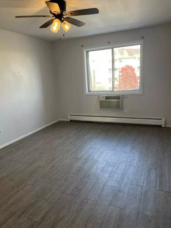 Glendale Heights, IL 60139,208 Shorewood DR #3-2C