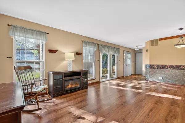 Elk Grove Village, IL 60007,909 Little Falls CT #909