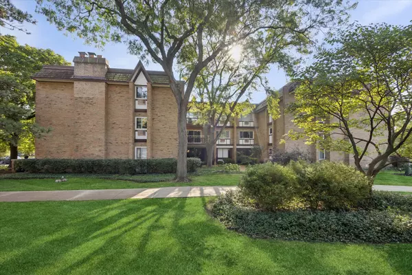 320 Claymoor RD #2D, Hinsdale, IL 60521