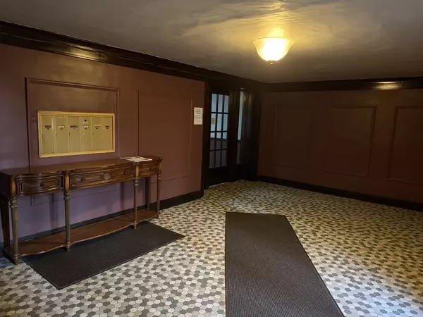 Oak Park, IL 60302,217A Washington BLVD #2E