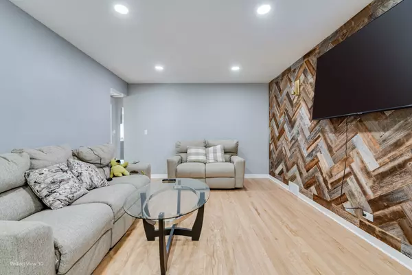 Niles, IL 60714,8152 N Ozark AVE