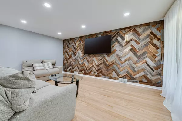 Niles, IL 60714,8152 N Ozark AVE