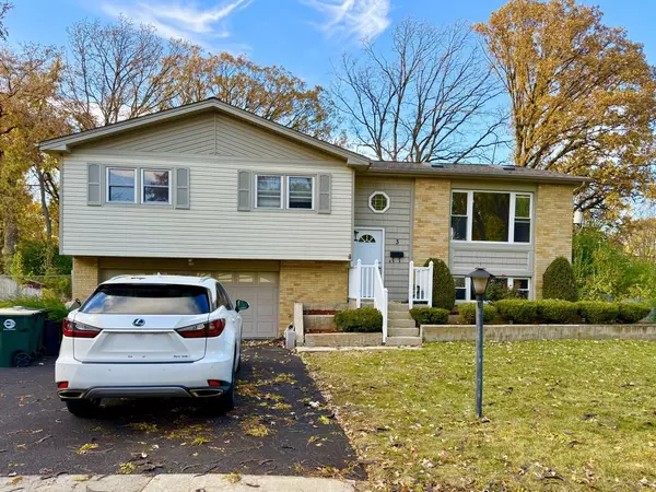 3 Catalpa CT, Woodridge, IL 60517