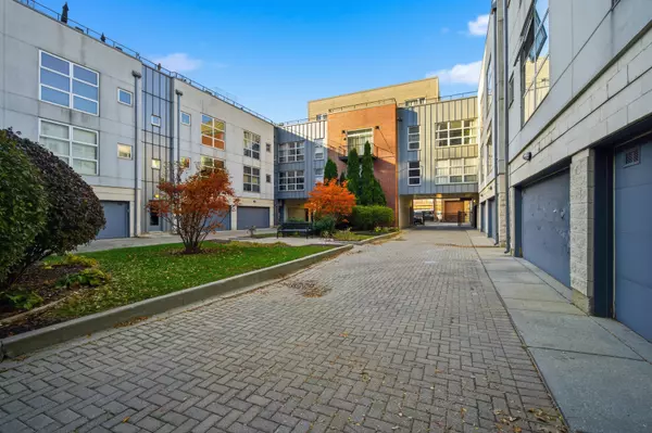 Chicago, IL 60616,1808 S Michigan AVE #7