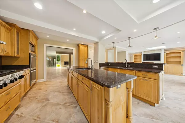 Downers Grove, IL 60515,1136 Barneswood DR