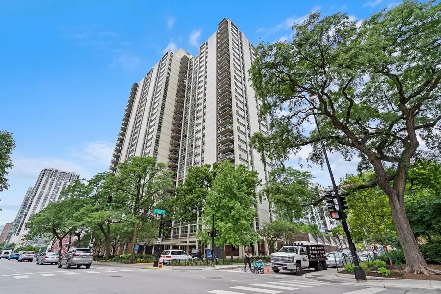 1255 N Sandburg TER #305, Chicago, IL 60610