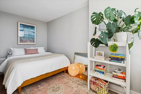 Chicago, IL 60610,1560 N Sandburg TER #2607J