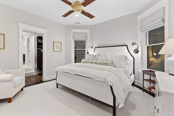 Chicago, IL 60657,Address not disclosed