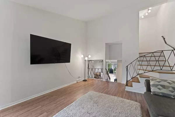 Des Plaines, IL 60016,381 N 4th AVE #B