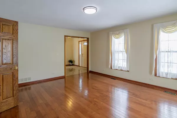 Elgin, IL 60123,1995 Salem RD