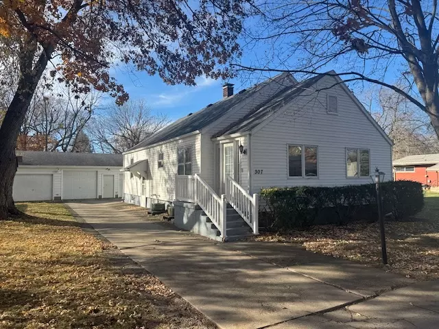 Clinton, IL 61727,307 N Linden ST