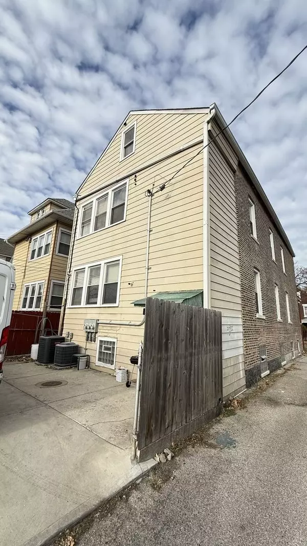 Chicago, IL 60632,3115 W 41st PL #2