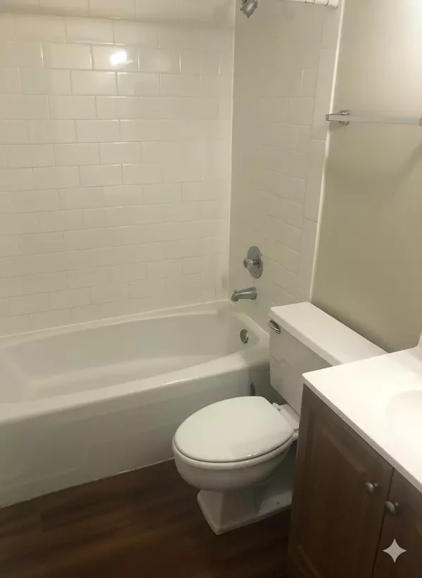 Bensenville, IL 60106,1043 S York RD #208