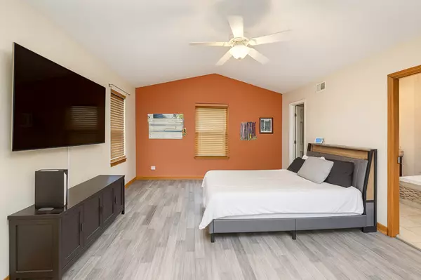 North Aurora, IL 60542,406 Juniper DR