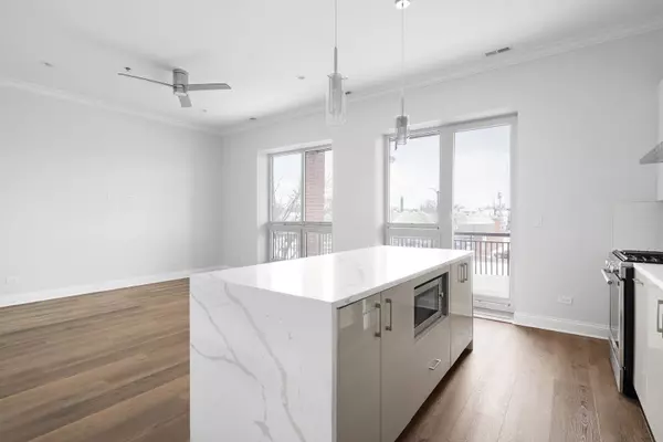 Oak Park, IL 60302,6555 W North AVE #204