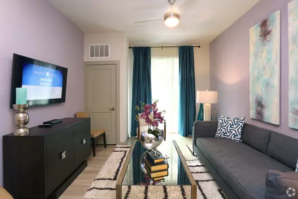 Schaumburg, IL 60173,680 E Algonquin RD #1406