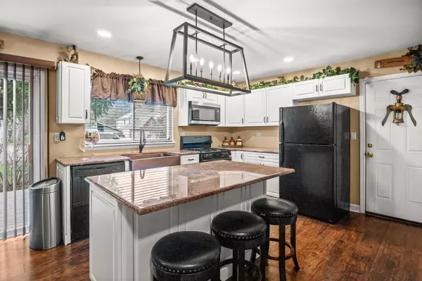 Warrenville, IL 60555,3S260 Birchwood DR