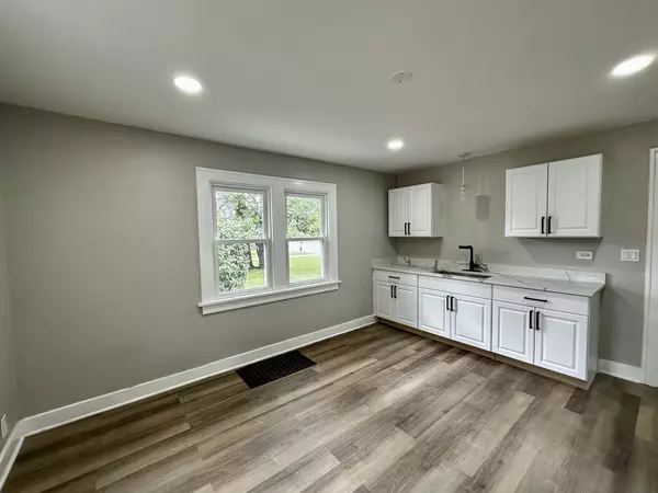 South Holland, IL 60473,15955 STATE ST