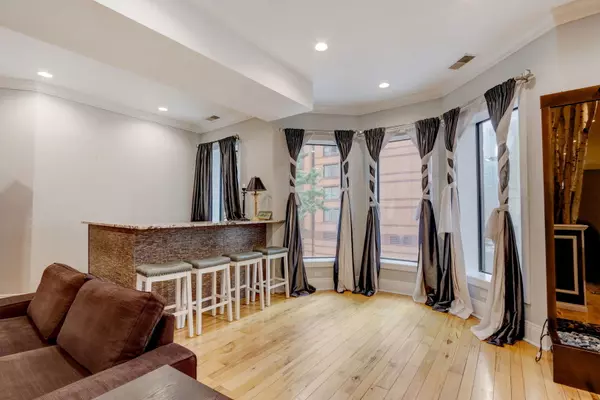 Chicago, IL 60654,22 W Ontario ST #400