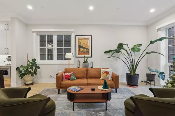 Chicago, IL 60657,1934 W BELMONT AVE #1E