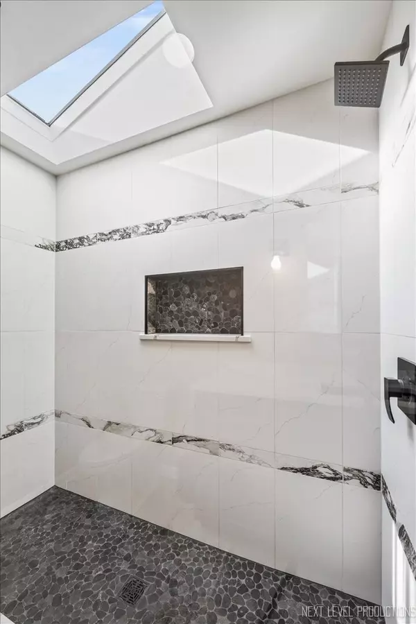 Aurora, IL 60506,522 Kingsway DR