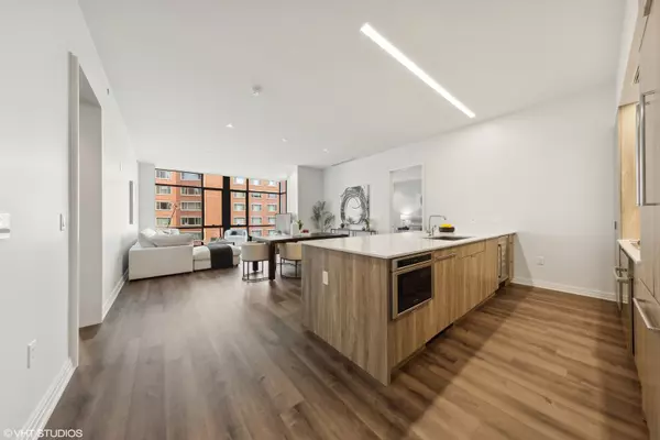 Chicago, IL 60610,61 E Banks ST #802