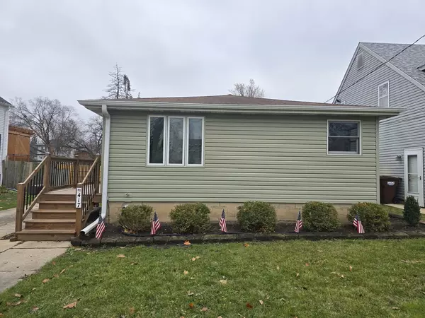 417 Stewart AVE, Woodstock, IL 60098