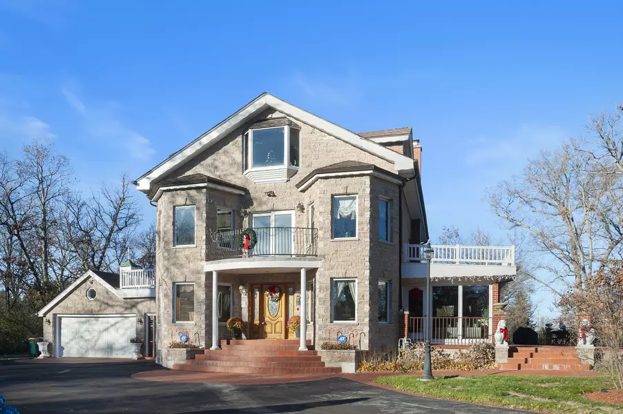 300 N BRADLEY RD, Libertyville, IL 60048