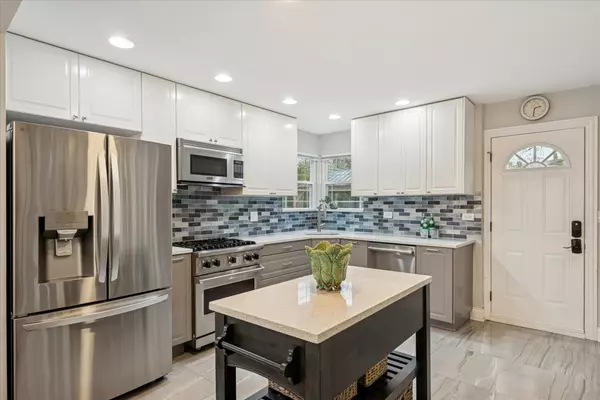 Glenview, IL 60025,241 Glendale RD