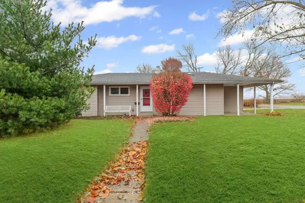 911 S Longview RD, Monticello, IL 61856