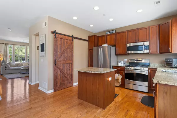 Arlington Heights, IL 60004,805 E Hamlin LN